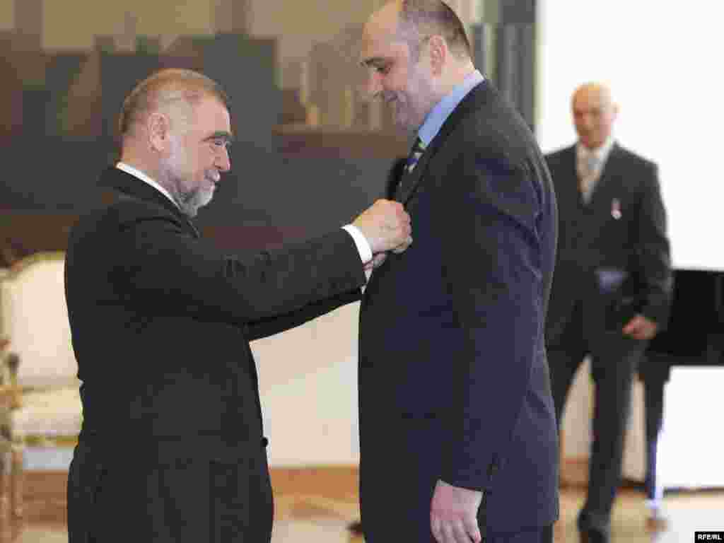 Hrvatska - Predsjednička nagrada - Predsjednik Hrvatske, Stipe Mesić, odlikuje Aleksandra Jevtića, građanina Vukovara, po nacionalnosti Srbina, koji je rizikujući svoj život spasio život najmanje 150 Hrvata, a neki tvrde i 200. Foto:zoomzg, RFE/RL