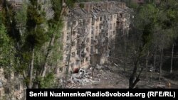 Stambena zgrada u Kijevu oštećena u ruskom zračnom napadu, 24. april 2025.