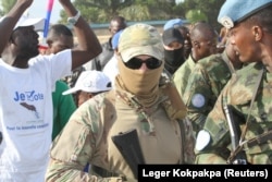 Soldați ruși, din grupul Wagner, asigurând securitatea președintelui Faustin-Archange Touadera.