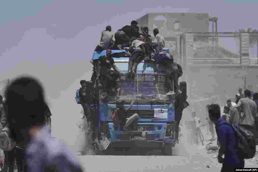 Palestinezë duke u varur në një kamion ndihmash, më 22 korrik.