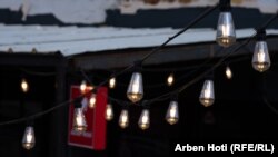 Poçe të ndezura elektrike në hapësirën e jashtme të një kafeneje në Prishtinë.