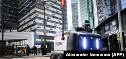 Un robot care livrează mâncare, produs de gigantul IT rus Yandex, se deplasează prin Centrul Internațional de Afaceri din Moscova (Moskva City), 13 ianuarie 2025.