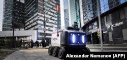 Un robot care livrează mâncare, produs de gigantul IT rus Yandex, se deplasează prin Centrul Internațional de Afaceri din Moscova (Moskva City), 13 ianuarie 2025.