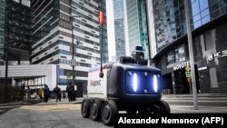 Робот за доставка на храна на руския ИТ гигант "Яндекс" в Международния бизнес център в Москва