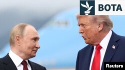 Presidenti amerikan, Donald Trump (djathtas) në minutat e parë të takimit me homologun e tij rus, Vladimir Putin në Alaskë.