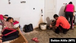 Romániai vendégmunkások vacsorát készítenek ófehértói szállásukon 2015. október 6-án. Magyarországi foglalkoztatójuk napi öt–kilencezer forintos munkabérért nem talált elég dolgozót a hazai munkaerőpiacon