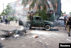 Soldați congolezi ajung la clădirea ambasadei Rwandei jefuită de protestatari, în Kinshasa, Republica Democrată Congo, pe 28 ianuarie 2025. REUTERS/Justin Makangara
