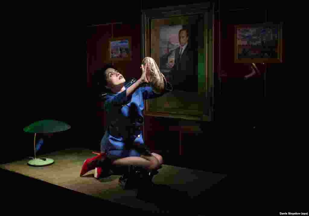 Надежда Толоконикова, членка на руската активистичка арт група Pussy Riot за време на снимањето на спотот &bdquo;Чајка&ldquo; за јавниот обвинител на Русија Јури Чајка, Москва, 13.01.2016.