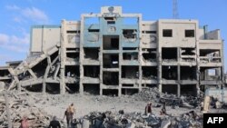 Pasojat e një sulmi izraelit mbi Qendrën Shëndetësore, Sheikh Radwan, e cila menaxhohet nga Agjencia e Kombeve të Bashkuara për Ndihmë dhe Punë për Refugjatët Palestinezë (UNRWA), në veri të qytetit të Gazës, më 6 gusht 2025.