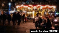 Празничната въртележка в градинката пред НДК, 26 ноември 2024 г.