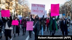 Protest u Skoplju protiv online nasilja nad ženama. Žena nosi transparent na kojem piše "Nečinjenje je saučesništvo", 3. februara 2021. (ilustrativna fotografija)