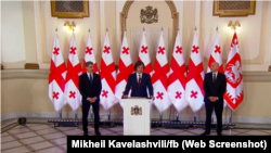 მიხეილ ყაველაშვილი, ირაკლი კობახიძე და სულხან თამაზაშვილი. ბრიფინგზე არ არის თორნიკე რიჟვაძე