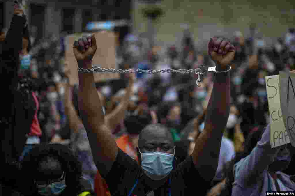 Луѓе се собираат во Барселона, Шпанија за време на демонстрациите за смртта на Џорџ Флојд.