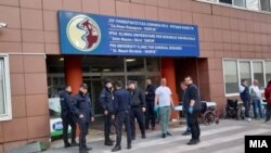 Полиција и граѓани пред Клиниката Св. Наум Охридски 