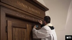 Bese Gergő római katolikus plébános házszentelést tart a kormányfő hivatalának otthont adó Karmelita kolostorban vízkereszt napján, 2022. január 6-án