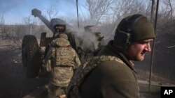 În prezent Ucraina ar lansa doar în jur de 2.000 de obuze de artilerie pe zi, mult mai puțin decât ocupanții ruși, în special din cauza crizei generate de livrările scăzute ale UE și blocării ajutorului în Congresul SUA.