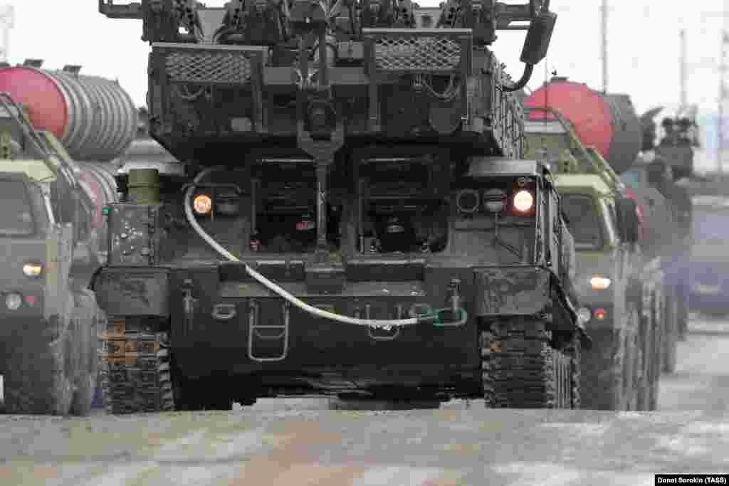 Ракетениот систем &bdquo;земја-воздух&ldquo; Бук-М2 учествува на пробата.