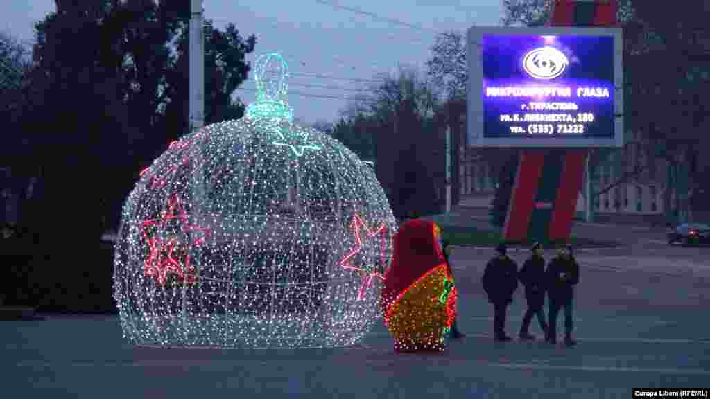 Transnistria: Pregătiri de sărbători în Tiraspol. Un brad decorat din Piața centrală a orașului