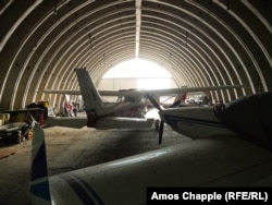 Laki avioni u hangaru za vojne avione, Milovice pored Praga, mart 2025.