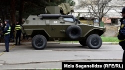 БТРи в районі проведення спецоперації у Тбілісі, Грузія, 22 листопада 2017 року