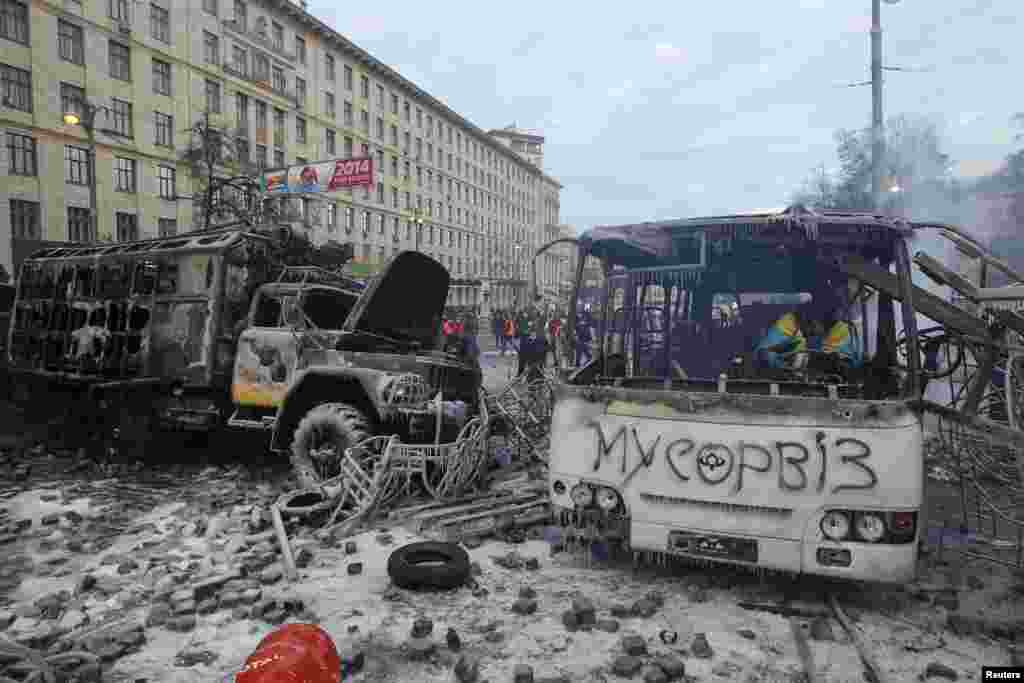 Спалены міліцэйскі аўтобус непадалёк ад адміністрацыі прэзыдэнта ў Кіеве. 20 студзеня 2014 году.