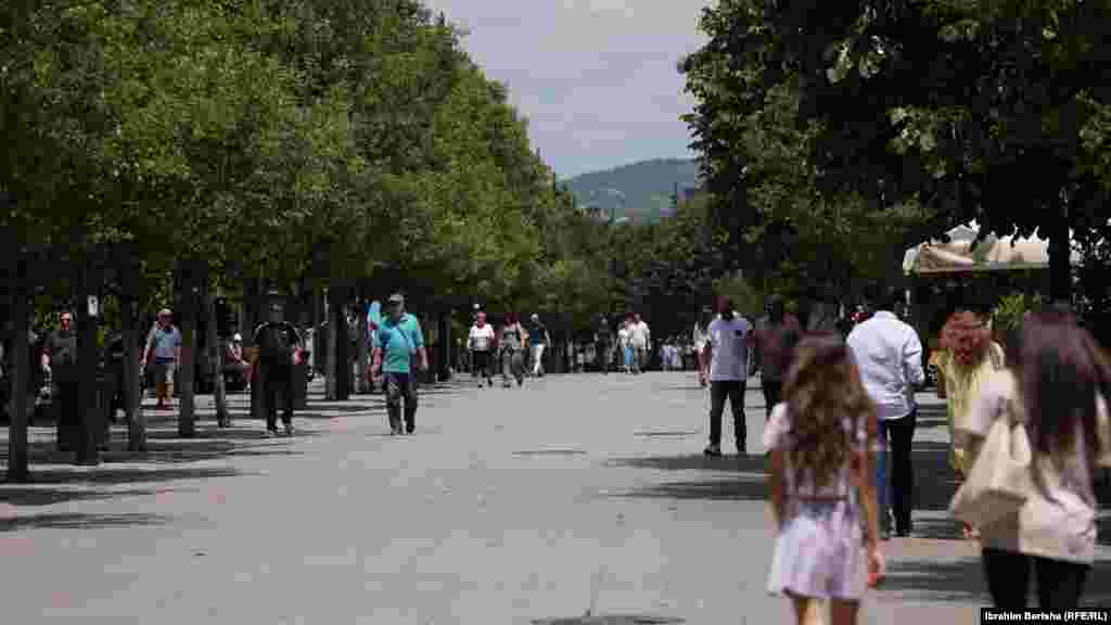 Zdravstvene vlasti su pozvale građane da izbjegavaju izlazak tokom najtoplijeg dijela dana. Prema njihovim riječima, temperatura u hladu je 10-15 stepeni Celzijusa niža nego na suncu.