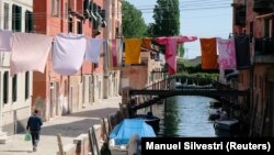 Svakodnevnica se raširila preko kanala u Veneciji, 22. april 2020. 