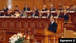 Traian Băsescu citind declarația de condamnare a regimului comunist ca fiind „ilegitim și criminal”, impus României prin ocupație militară străină. De asemenea, președintele a cerut iertare victimelor și rudelor celor uciși în temnițe, lagăre sau prin execuții sumare.