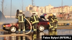 Zjarrfikësit e Kosovës duke shuar zjarrin në një makinë. Fotografi nga arkivi. 