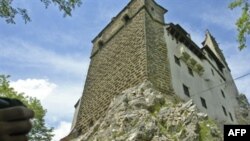 Среди общего протеста слабо выделяются голоса хранителей памятников старины, которые считают, что возвратившаяся аристократия лучше заботится о замках, лесах и виноградниках, чем государство