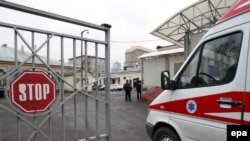 Один из преступников нанес женщине четыре удара ножом в область сердца, еще по одному – в голову и живот. Врачи пока не дают прогнозов по поводу ее выздоровления