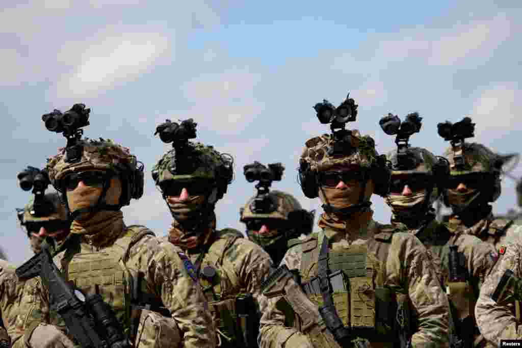 Soldați ai Forței Uniunii Europene în Bosnia și Herțegovina (EUFOR) stau de gardă în tabăra Butmir, o bază EUFOR de lângă Sarajevo.