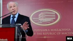 Посредникот на ОН во спорот за името Метју Нимиц на прес-конференција во Скопје на 11 јануари 2013 година.