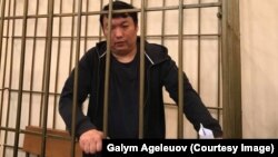 Казахстанский оппозиционный активист и блогер Муратбек Тунгишбаев в зарешеченной клетке в Первомайском районном суде Бишкека на этом фото, снятом правозащитным активистом Галымом Агелеуовым. Бишкек, 28 мая 2018 года.