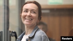 რადიო თავისუფლების თათარ-ბაშკირული სამსახურის ჟურნალისტი ალსუ კურმაშევა ყაზანის სასამართლოში. 31 მაისი, 2024 წელი. 18 ივნისის სხდომაზე, თათრეთის უზენაესმა სასამართლომ ალსუ კურმაშევა პატიმრობაში დატოვა.