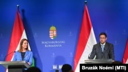 Gulyás Gergely, a Miniszterelnökséget vezető miniszter és Vitályos Eszter kormányszóvivő a Kormányinfó sajtótájékoztatón a Miniszterelnöki Kabinetiroda épületében 2025. február 6-án