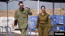 Израелският заложник Авинатан Ор (вляво) ликува след освобождаването си, 13 октомври 2025 г.