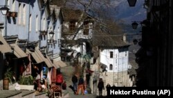 Немноголюдные улицы туристического городка в Албании. Туризм — одна из наиболее пострадавших от пандемии отраслей.