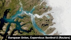 Az olvadó grönlandi Nuuk-fjord a Copernicus Sentinel-2 műhold felvételén, 2021. július 29-én