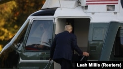 Predsednik SAD Donald Tramp ulazi u helikopter koji ga prebacuje u bolnicu