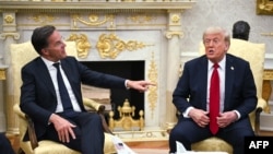 Генеральный секретарь НАТО Марк Рютте (слева) и президент США Дональд Трамп во время брифинга в Вашингтоне, 14 июля 2025 года