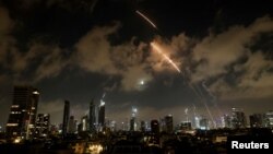 Sistemele anti-aeriene israeliene interceptează rachete lansate de Iran asupra orașului Tel Aviv. 18 iunie 2025.