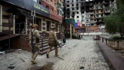 Imagine din orașul Pokrovsk. Ofițeri ucraineni de poliție militară îi îndeamnă pe locuitorii rămași să evacueze orașul. Fotografie de arhivă.