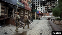 Imagine din orașul Pokrovsk. Ofițeri ucraineni de poliție militară îi îndeamnă pe locuitorii rămași să evacueze orașul. Fotografie de arhivă.