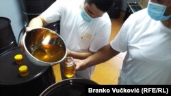 Porodica Tasković iz Lebana se profesionalno bavi pčelarstvom