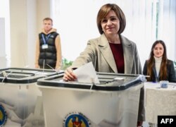 Presidentja Maia Sandu duke votuar në rundin e parë të zgjedhjeve presidenciale më 20 tetor 2024.