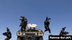 Afganistanski vojnici patroliraju ispred vojne baze u blizini Kabula 9. maja 2021.