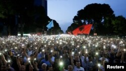 Na antivladinim protestima opozicije u Albaniji u subotu zatraženo je povlačenje premijera Rame