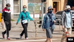 Илустрација- Луѓе со маски во Скопје