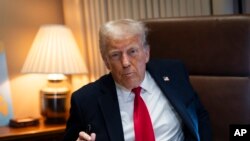 საილუსტრაციო ფოტო. დონალდ ტრამპი აშშ-ის პრეზიდენტის თვითმფრინავში